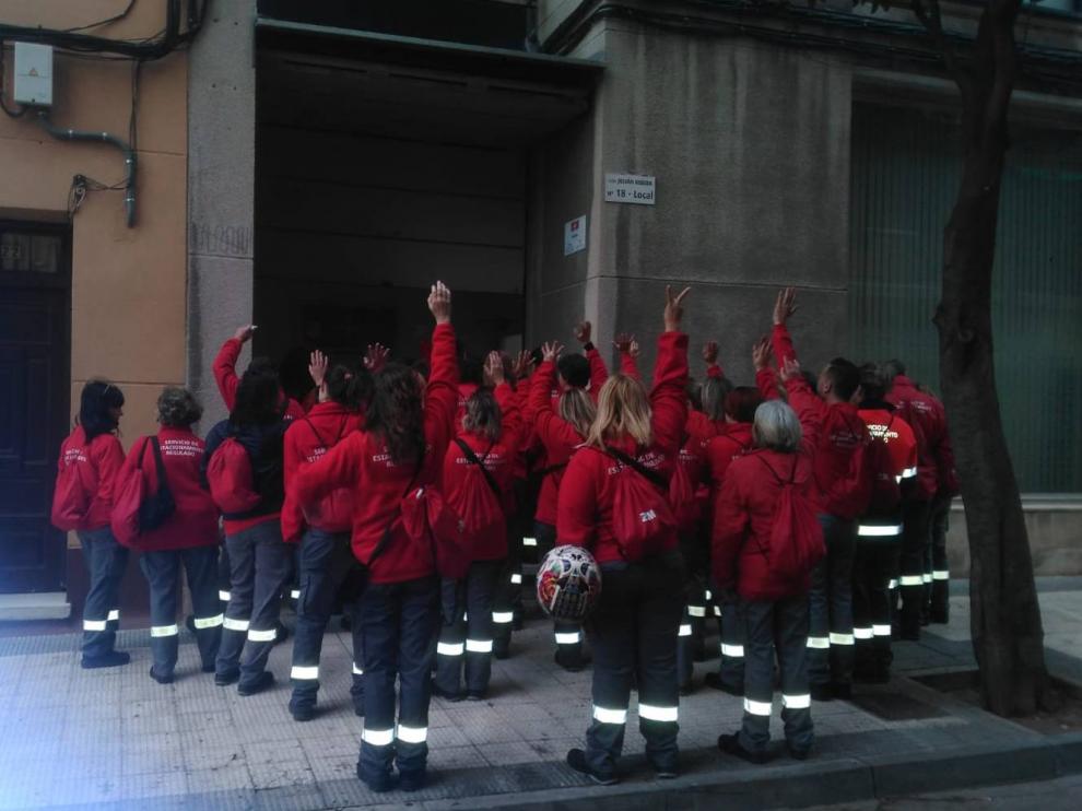 Los trabajadores de la zona azul se han concentrado este jueves a las puertas de la concesionaria Z+M.