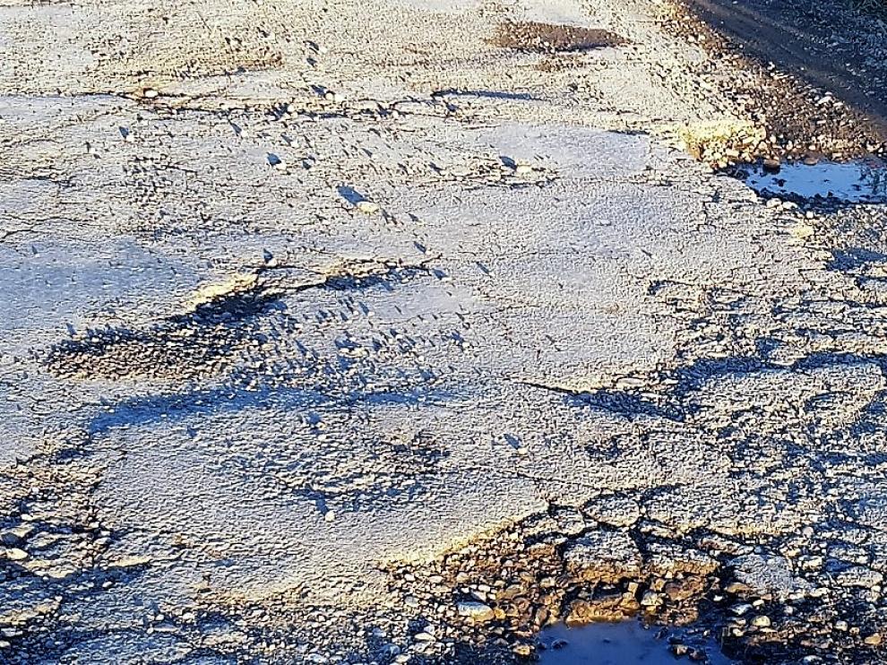 Denuncian el deterioro de la carretera, con baches y socavones.