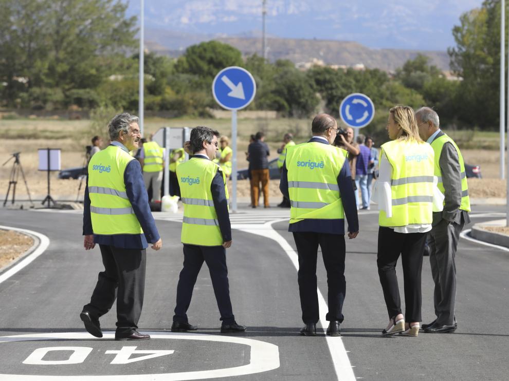 El presidente del Gobierno de Aragón, la consejera de Economía y el alcalde de Huesca pasean por el vial el 26 de septiembre