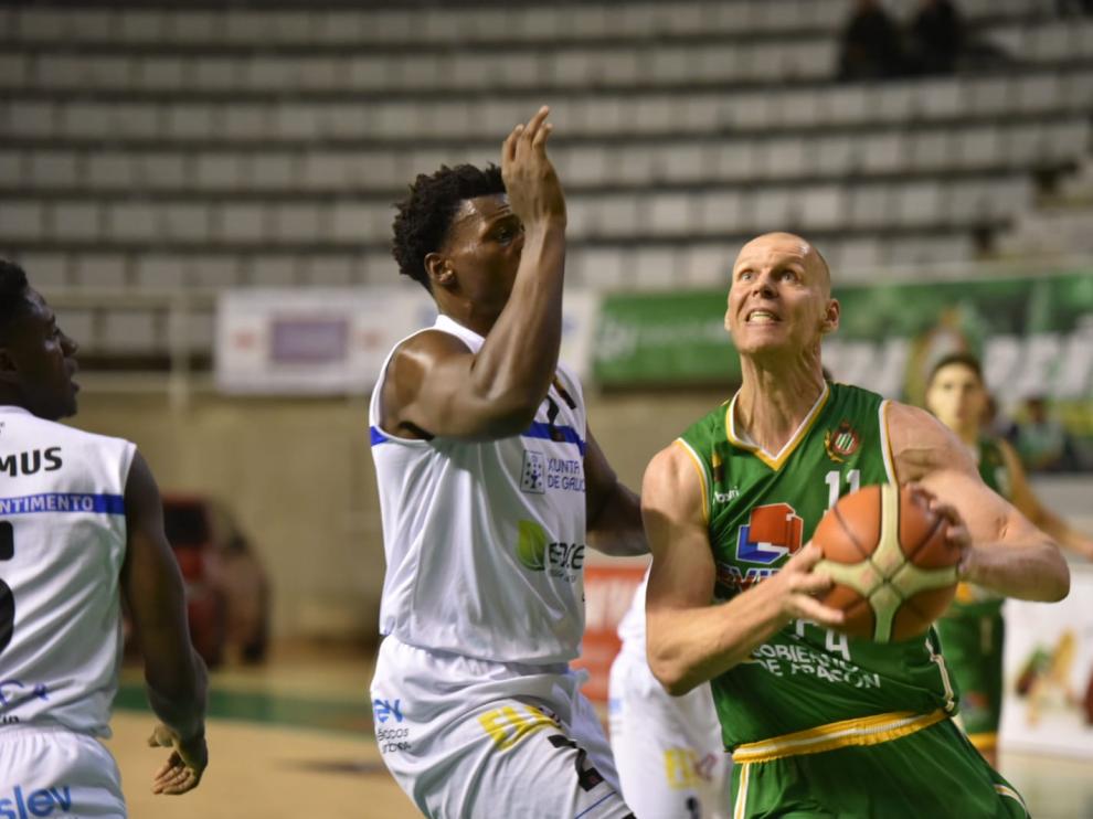 El peñista Robertas Grabauskas, durante el partido con el Marín.