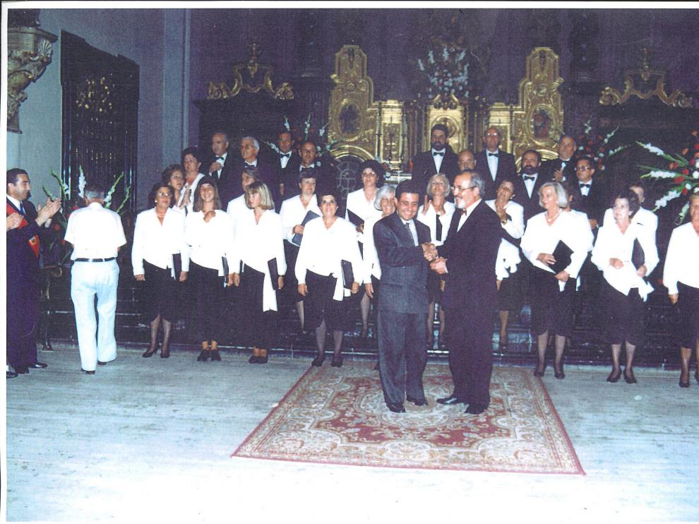 La formación original de la Coral Juan Briz tras una actuación.