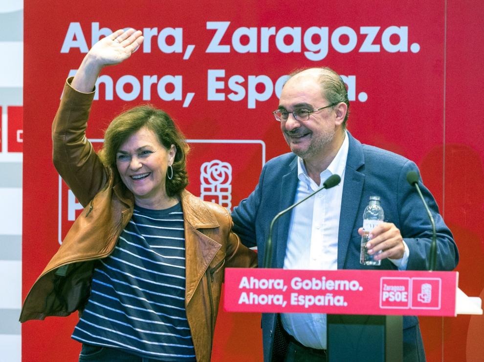 La vicepresidenta del Gobierno en funciones, Carmen Calvo (i), junto al secretario general del PSOE Aragón y presidente del ejecutivo autonómico, Javier Lambán