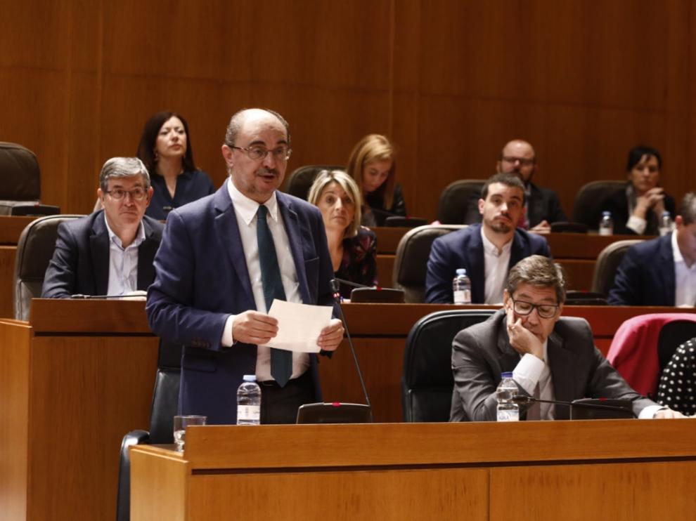 El presidente aragonés, Javier Lambán, en la sesión de control de las Cortes, este viernes.