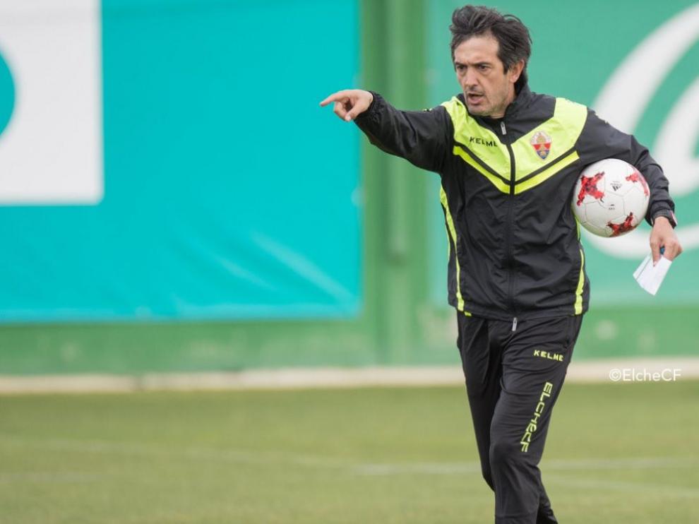 Pacheta, entrenador del Elche, durante un entrenamiento.