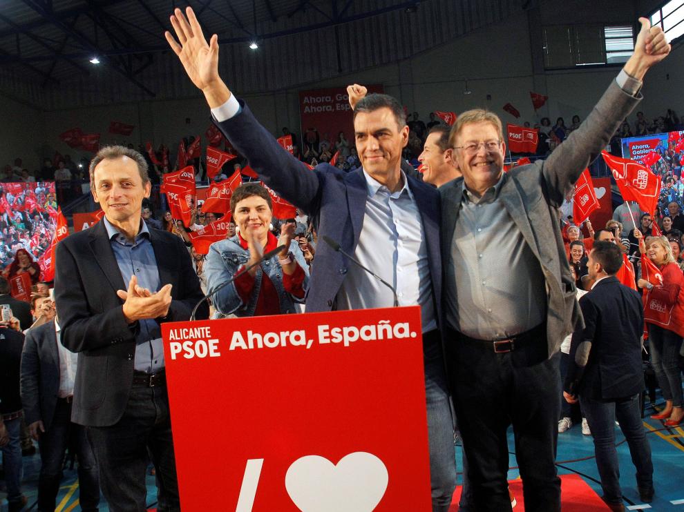 Pedro Duque, Pedro Sánchez y Ximo Puig, ayer en un acto del PSOE en Elda, Alicante