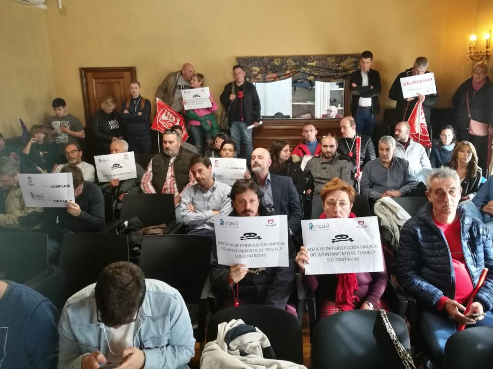 Protesta laboral durante el pleno del Ayuntamiento de Teruel.