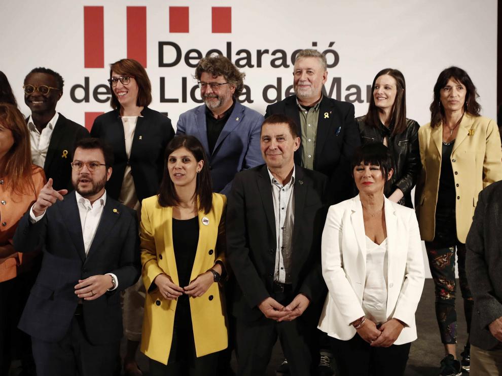 Representantes de los partidos nacionalistas tras la firma del manifiesto.