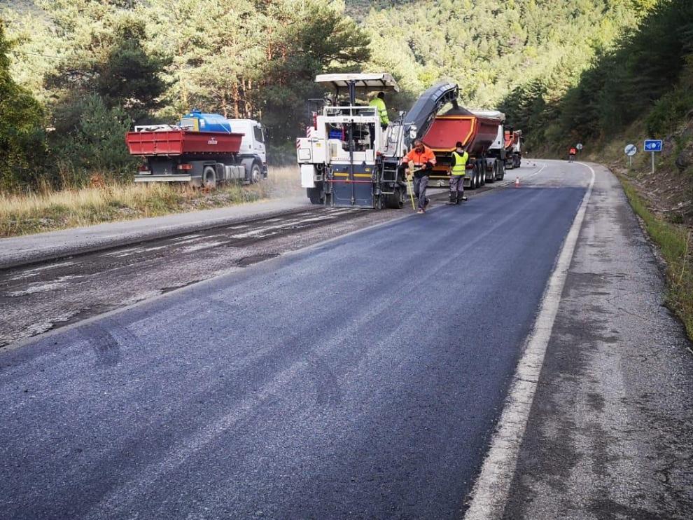 Trabajos de mejora del firme en la A-138, a la altura de Santaliestra.