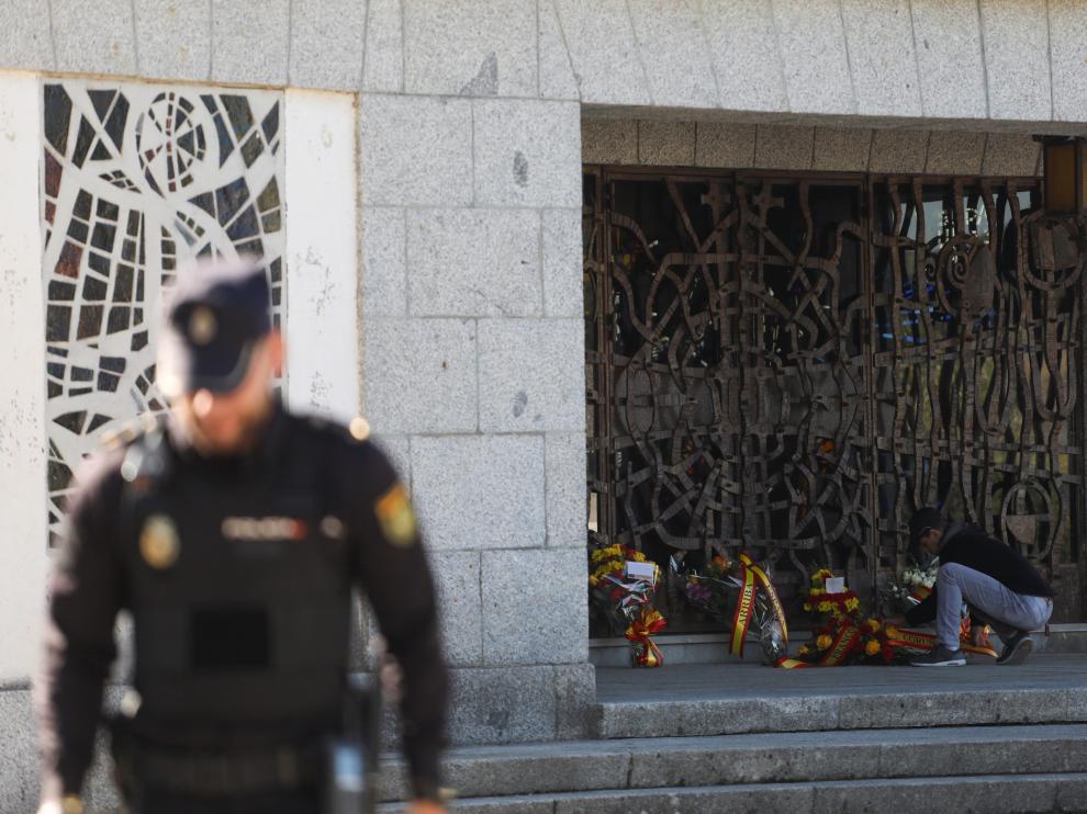 Un hombre deja flores ante el mausoleo que alberga los restos de Franco, en Mingorrubio.