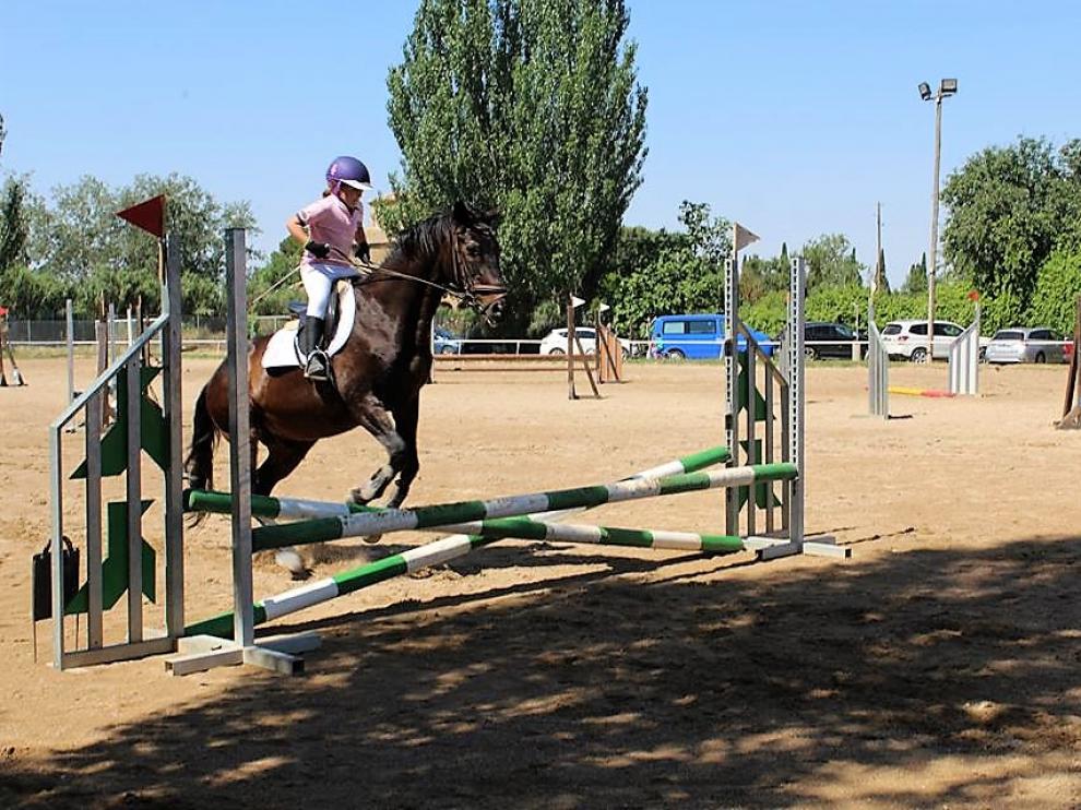 Una amazona durante el concurso de 2017 en la Hípica de Salas.