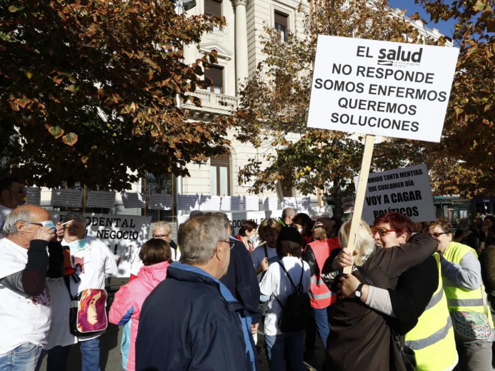 Afectados por el cierre de Idental se concentran en Zaragoza.
