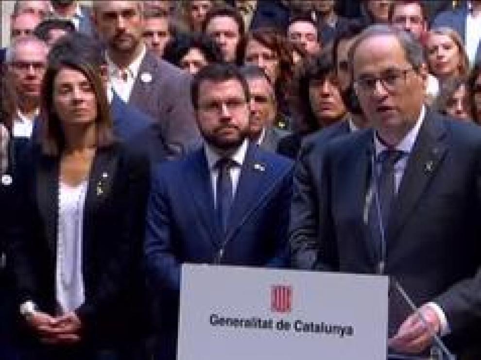 El presidente de la Generalitat catalana, Quim Torra, se ha reunido hoy en el Palau de la Generalitat, en Barcelona, con cientos de alcaldes independentistas de toda Cataluña. Una imagen de unidad con la que quieren escenificar su rechazo a las condenas en el juicio del ‘procés’. Y ha alertado de que “lo volveremos a hacer”. Además ha pedido, en inglés, diálogo con el Gobierno central.