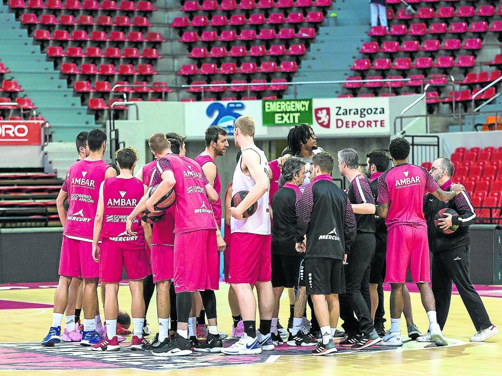 Los jugadores del Casademont, en un entrenamiento en el pabellón Príncipe Felipe.