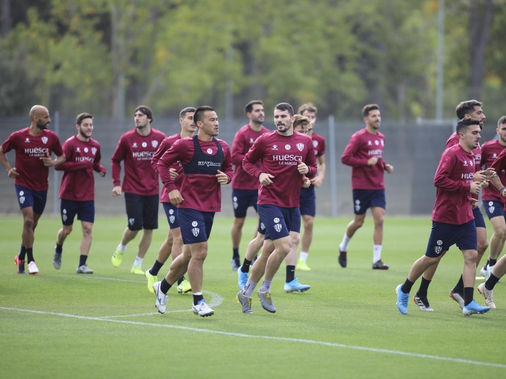Los jugadores de la SD Huesca, durante un entrenamiento en el IES Pirámide.