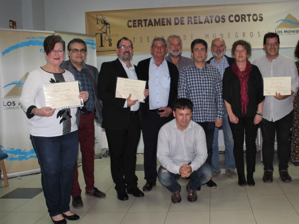 Foto de familia de los organizadores, el jurado y los premiados del XXI Certamen de Relato Corto 'Tierra de Monegros'.