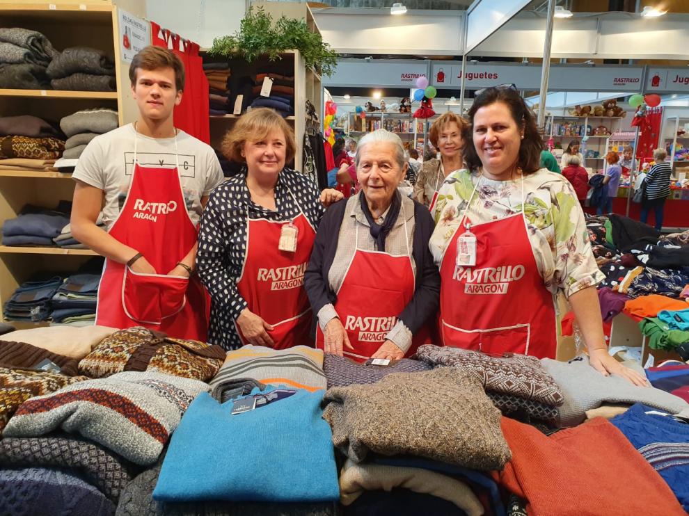 Lucas, Sara y Marisun (madre e hija) en el stand de Ropa Nueva.