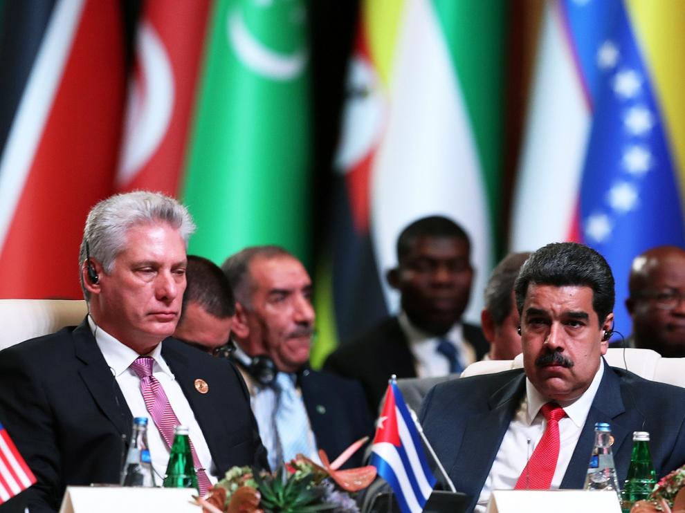 Nicolás Maduro, presidente de Venezuela (dcha.), durante la cumbre de la MNOAL.