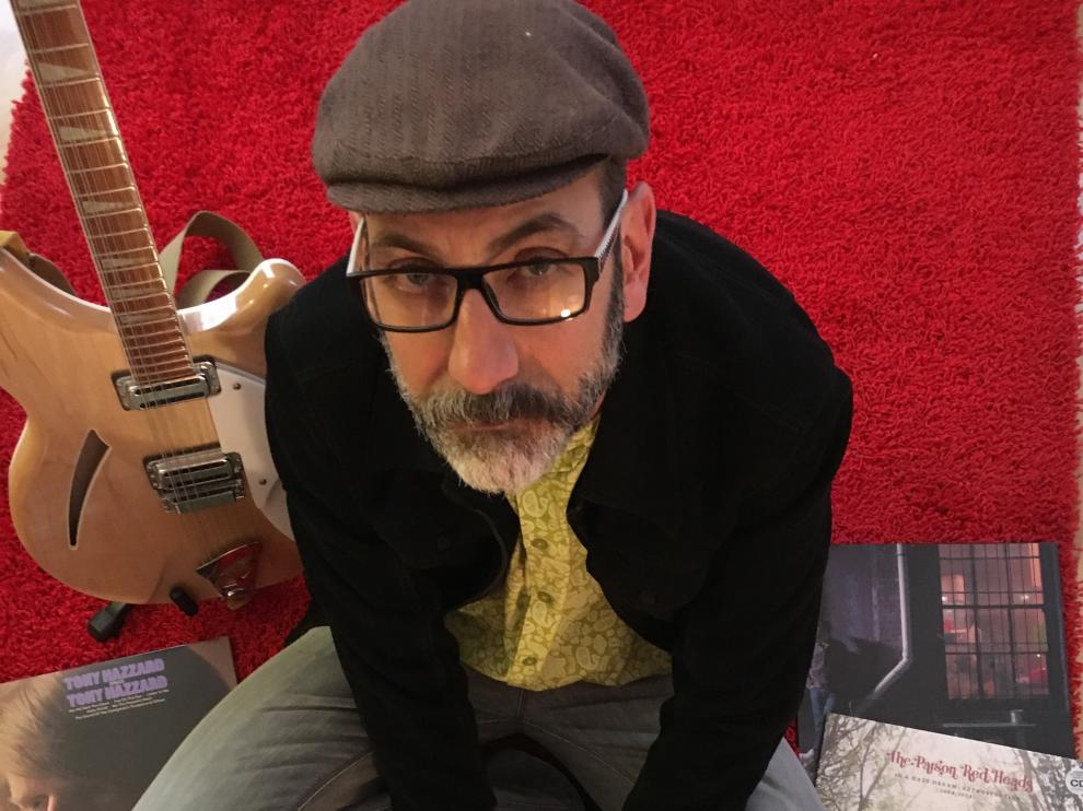 Pedro Vizcaíno, rodeado por algunos de los discos que ha editado.