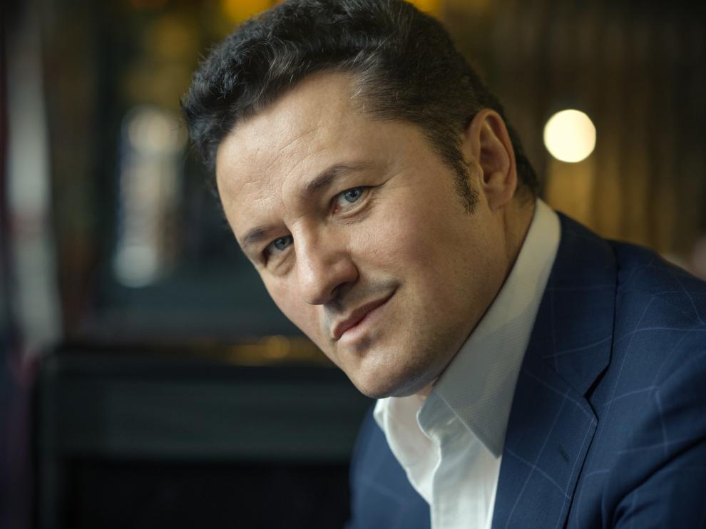 El tenor polaco Piotr Bezcala.