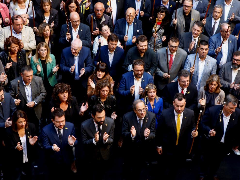 Torra junto a los alcaldes de municipios que han aprobado mociones de apoyo a los "presos políticos y exiliados" y de rechazo a la sentencia del 'procés'.