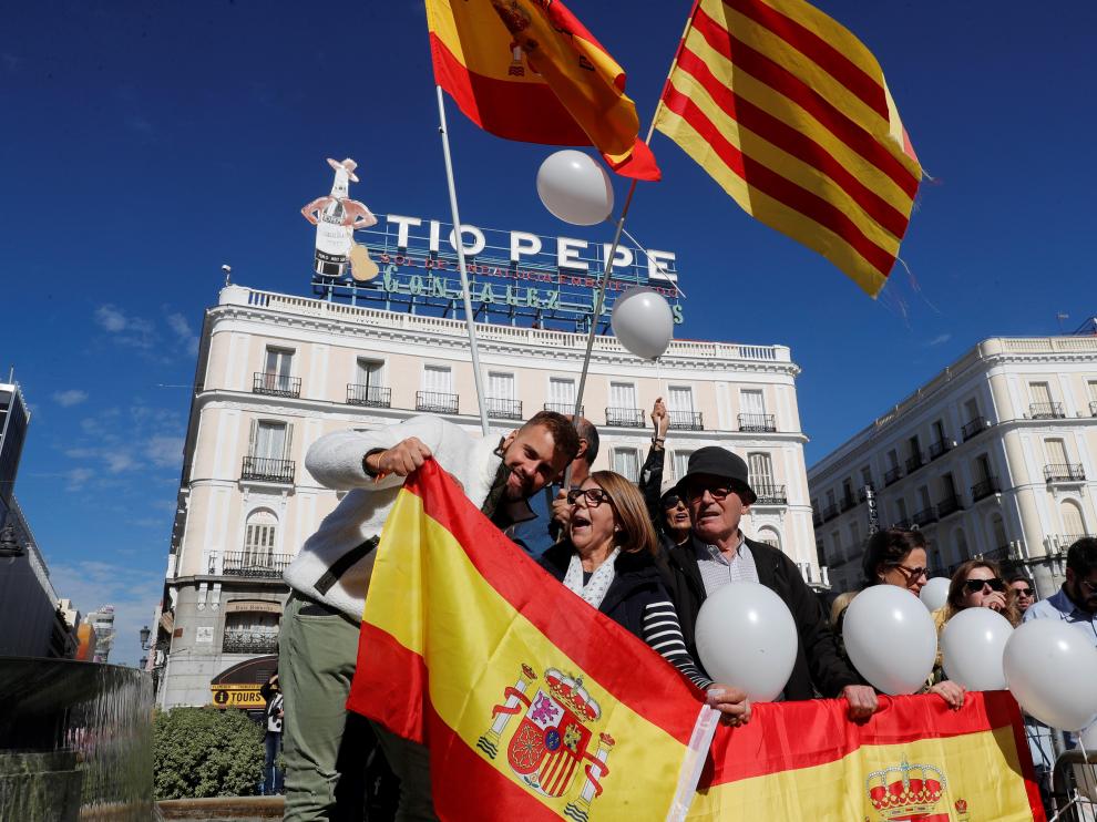 Centenares de madrileños muestran su solidaridad con Cataluña tras los disturbios.