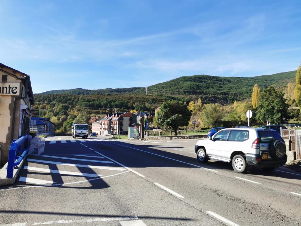 En imagen, la travesía de Castiello de Jaca.