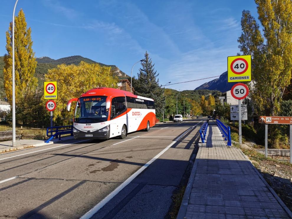 En la travesía de Villanúa hay limitaciones de velocidad especiales para los camiones.