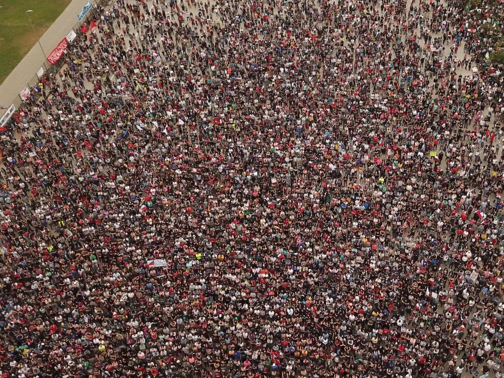 Imagen aérea de los ciudadanos que van al concierto en Chile.