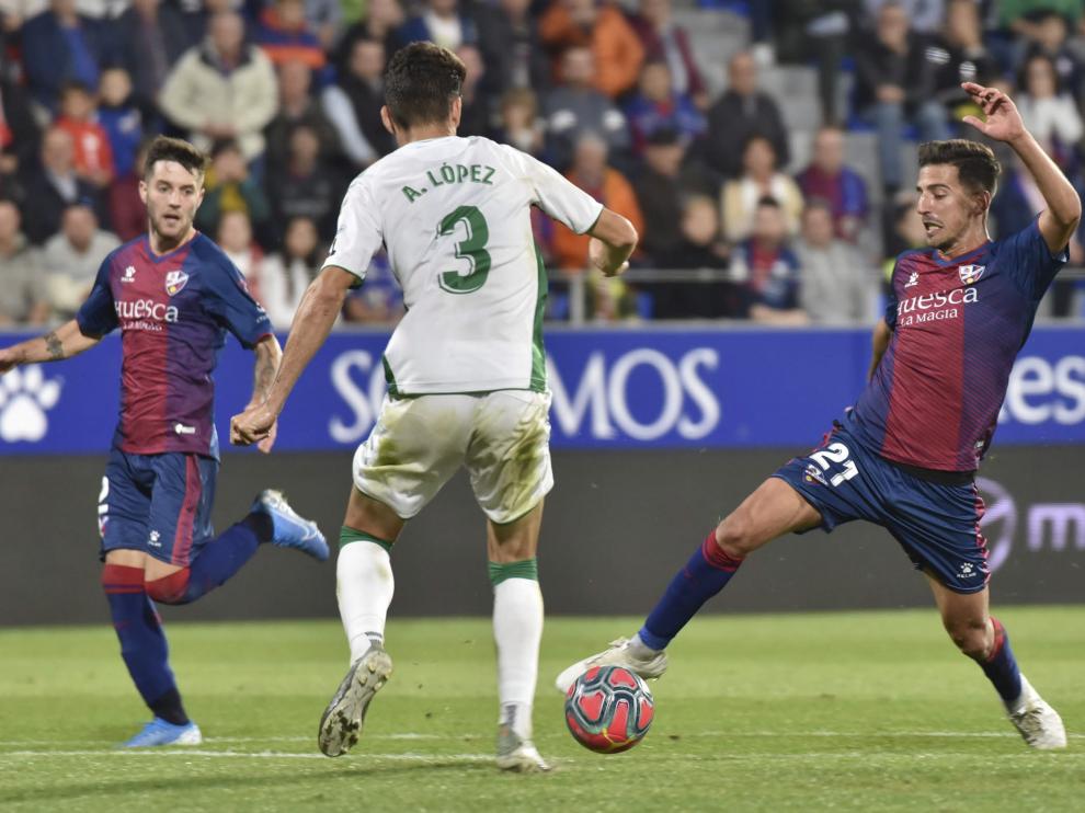 Juan Carlos trata de sortear a Andoni durante el Huesca-Elche.