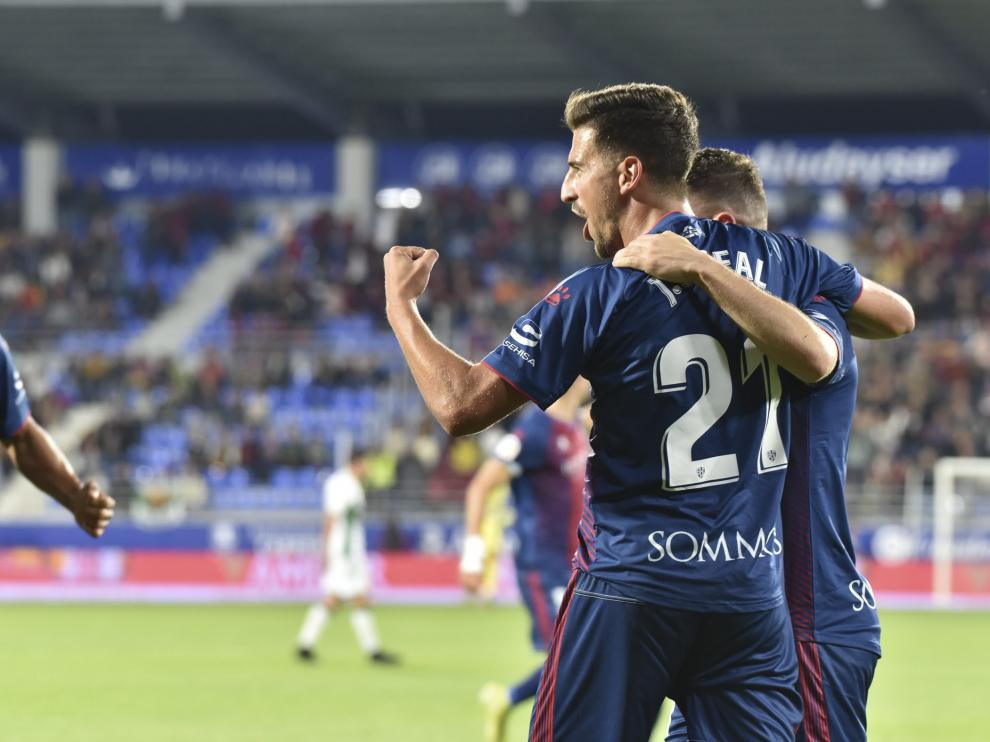 Juan Carlos Real celebra el gol que ha marcado al Elche en El Alcoraz.