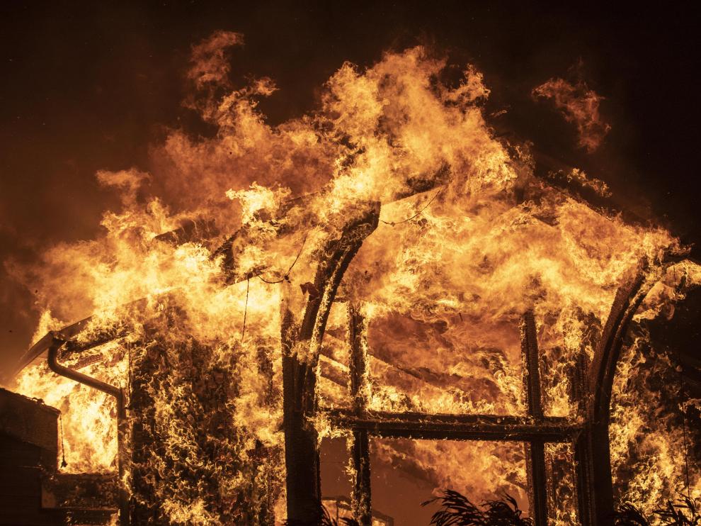 Healdsburg (United States), 27/10/2019.- The Soda Rock Winery erupts in flame as the Kincade Fire continues to burn in Healdsburg, California, USA, 27 October 2019. According to reports, the Kincade Fire has burned more than 25,000 acres and triggered mandatory evacuations of about 90,000 residents in the area. (Incendio, Estados Unidos) EFE/EPA/PETER DASILVA Kincade Fire wildfire