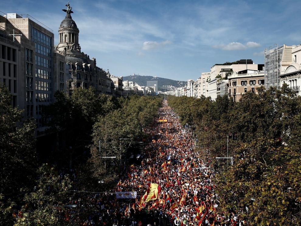 Multitudinaria manifestación constitucionalista en Barcelona para decir basta al independentismo