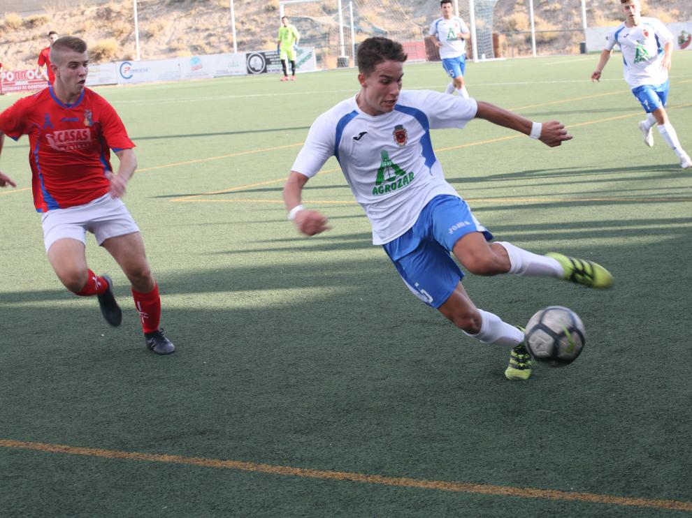 Un jugador del Fuentes conduce con el balón.