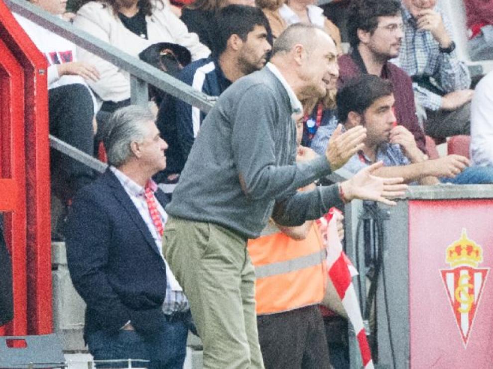 Víctor Fernández, en la banda de El Molinón, en el partido de este domingo.