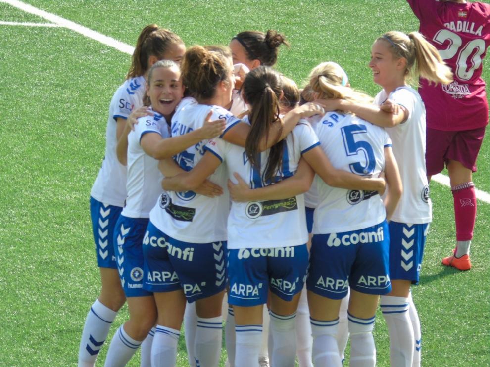 Las jugadoras del equipo celebran uno de los goles.