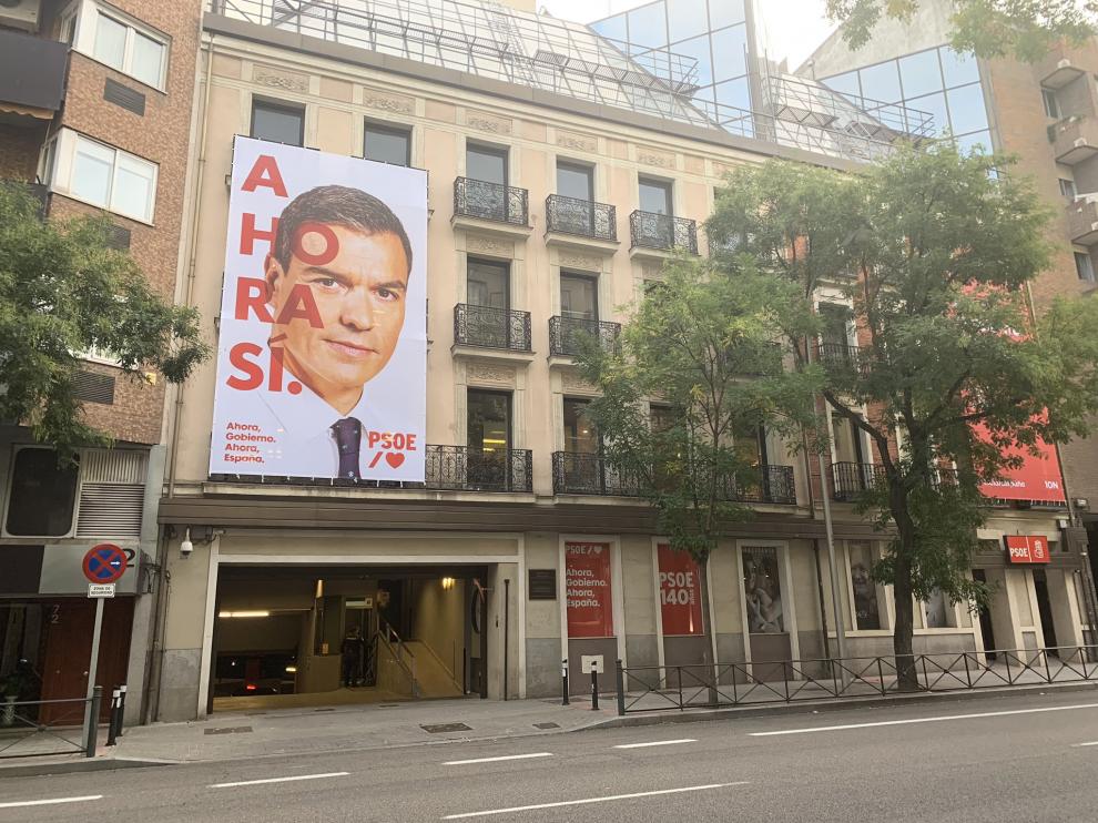 Cartel colgado en la fachada de la sede del PSOE en Ferraz.