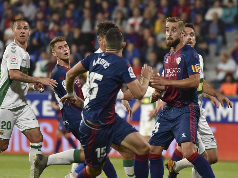 Pulido y Datkovic, en un lance del partido del domingo ante el Elche.