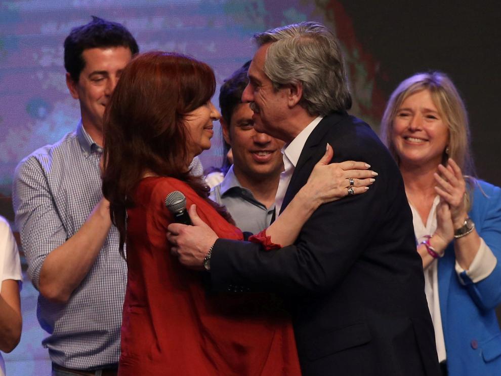 El candidato a la presidencia Alberto Fernández y la vicepresidenta Cristina Fernández de Kirchner celebran la victoria electoral en Buenos Aires.