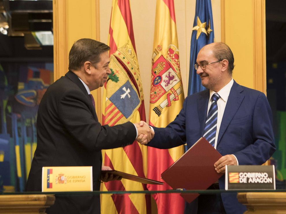 El ministro de Agricultura, Luis Planas, y el presidente aragonés, Javier Lambán, tras la firma del protocolo de intenciones del Fite, este lunes, en la DGA.