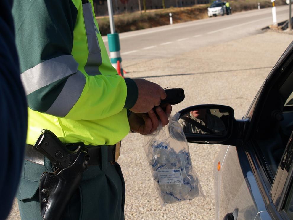 Foto de archivo de una prueba de alcoholemia realizada por la Guardia Civil