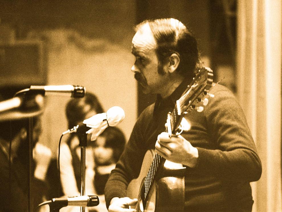 Labordeta durante su actuación en el Primer Encuentro de la Música Popular en Aragón (Teatro Principal, 13 noviembre 1973).