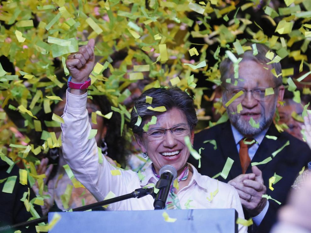 La candidata a la alcaldía de Bogotá, Claudia López, celebra su triunfo en las elecciones regionales de este domingo.