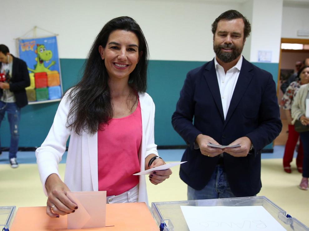 La candidata de Vox a la Comunidad, Rocío Monasterio, junto al economista de Vox, Iván Espinosa de los Monteros.