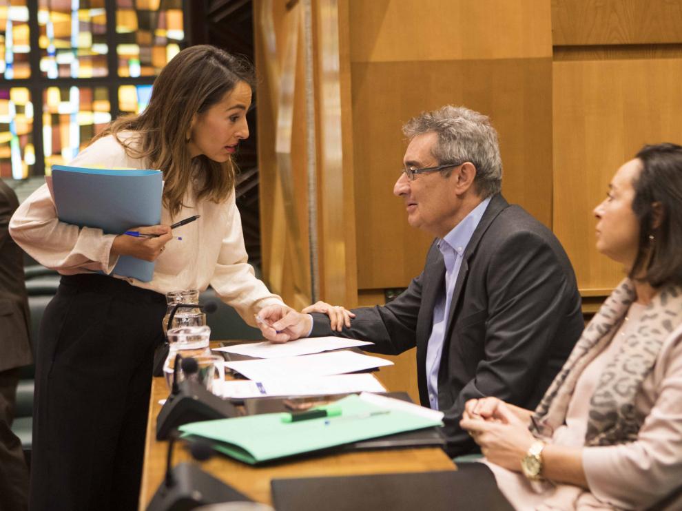 María Navarro saluda a los ediles de Vox antes de la comisión de Hacienda de este lunes.