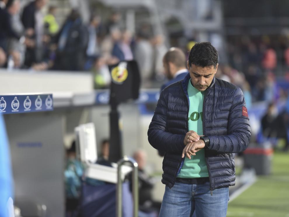 Míchel Sánchez consulta el reloj durante el pasado Huesca-Elche.