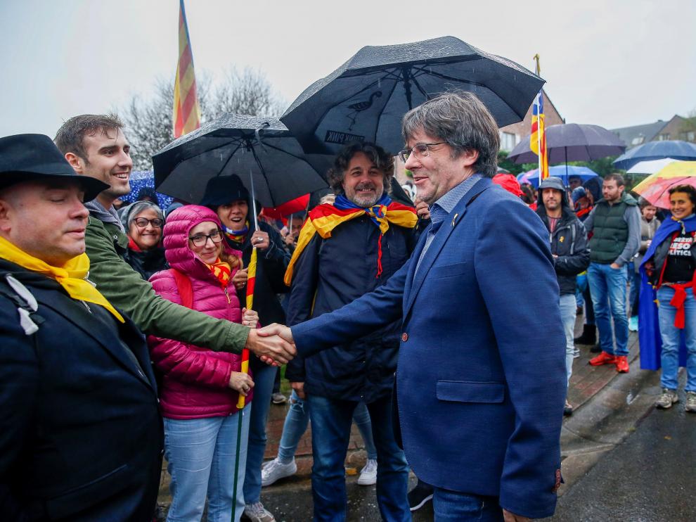 Puigdemont, en un acto de protesta el pasado domingo ante su residencia en Waterloo.