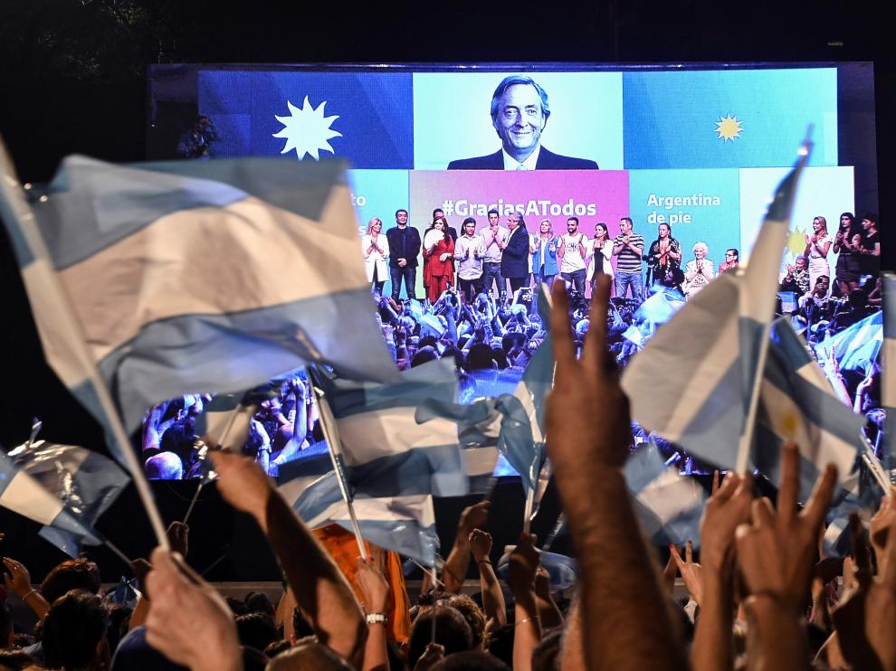 Simpatizantes de Alberto Fernández y la vicepresidenta Cristina Fernández de Kirchner celebran la victoria electoral de este domingo en Argentina.