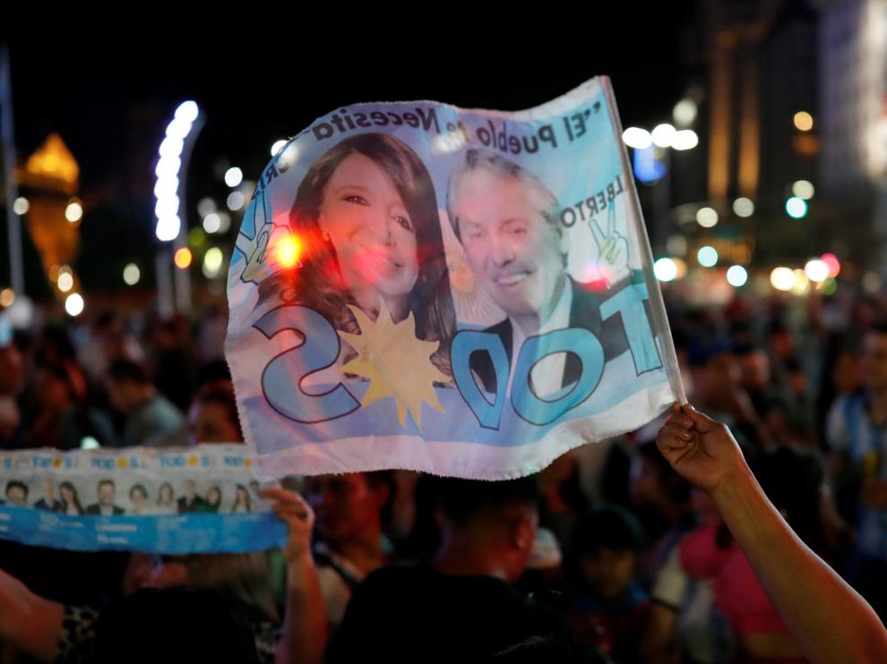 Simpatizantes de los Fernández celebran en las calles la victoria del candidato peronista en Argentina.