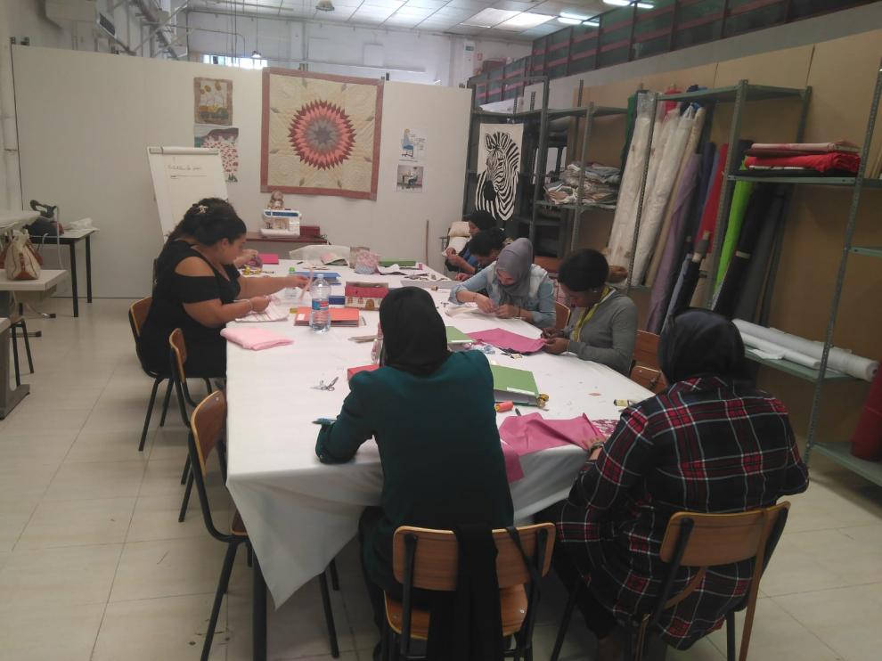 Un grupo de mujeres trabaja en un taller.
