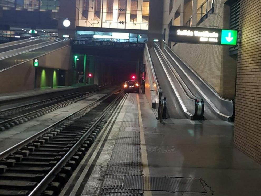 Combo de imágenes del vehículo que circuló por la vía del tren hasta Santa Justa.